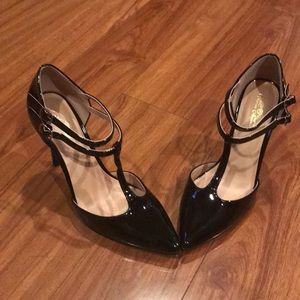 Journee Collection black pumps
